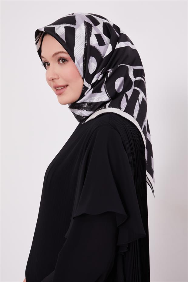 Siyah Harf Baskılı Twill İpek Eşarp