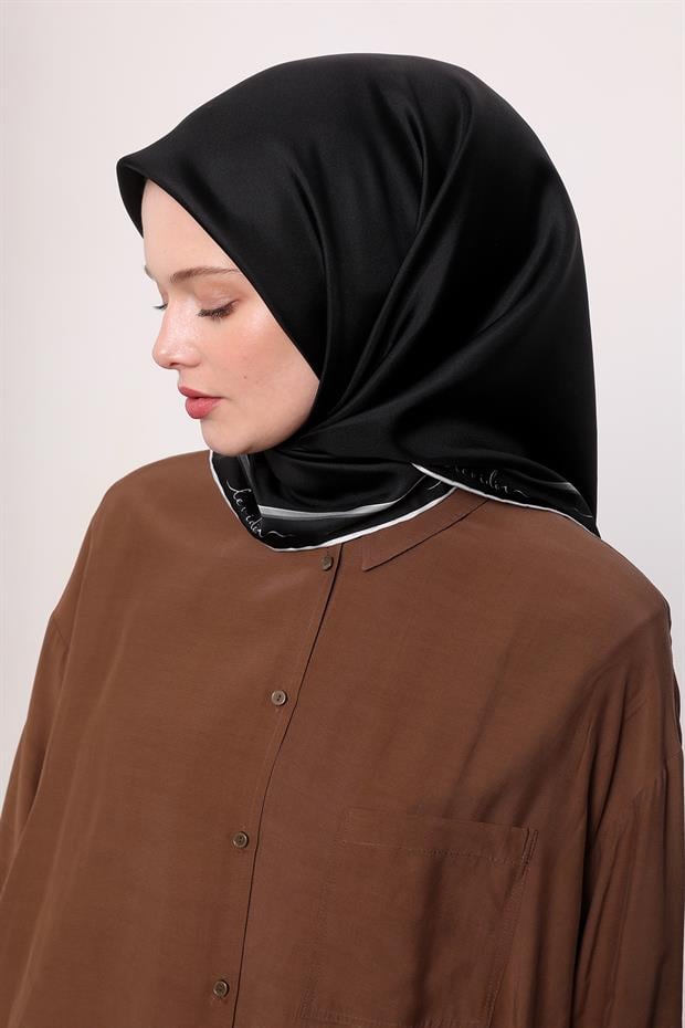 Siyah İmza Desen Twill İpek Eşarp