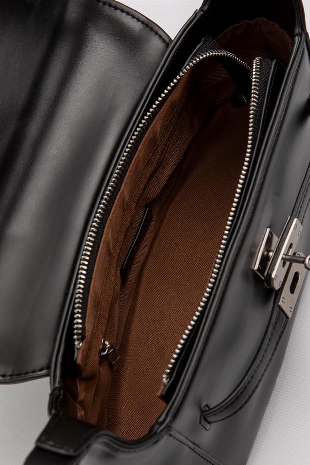 Siyah Kalp Aksesuar Detaylı Omuz Çantası