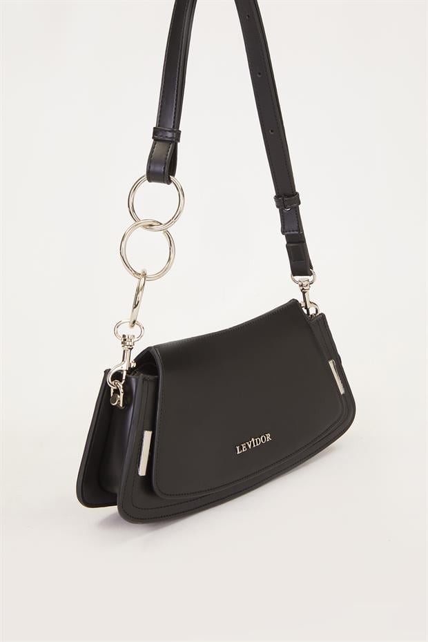 Siyah Kapaklı Deri Askılı Baget Çanta