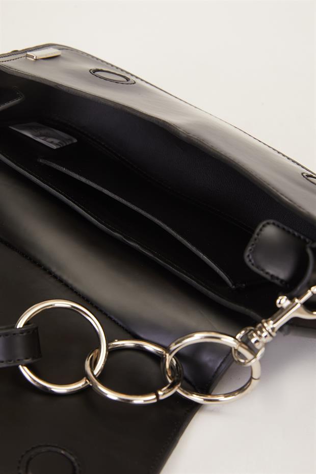 Siyah Kapaklı Deri Askılı Baget Çanta