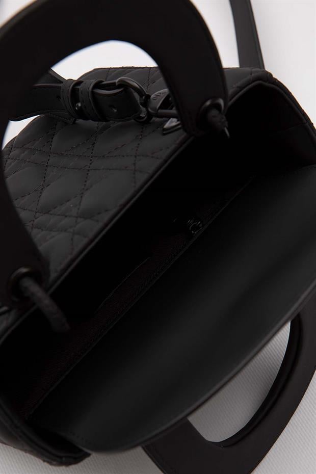 Siyah Kare Aksesuar Detaylı El Çantası