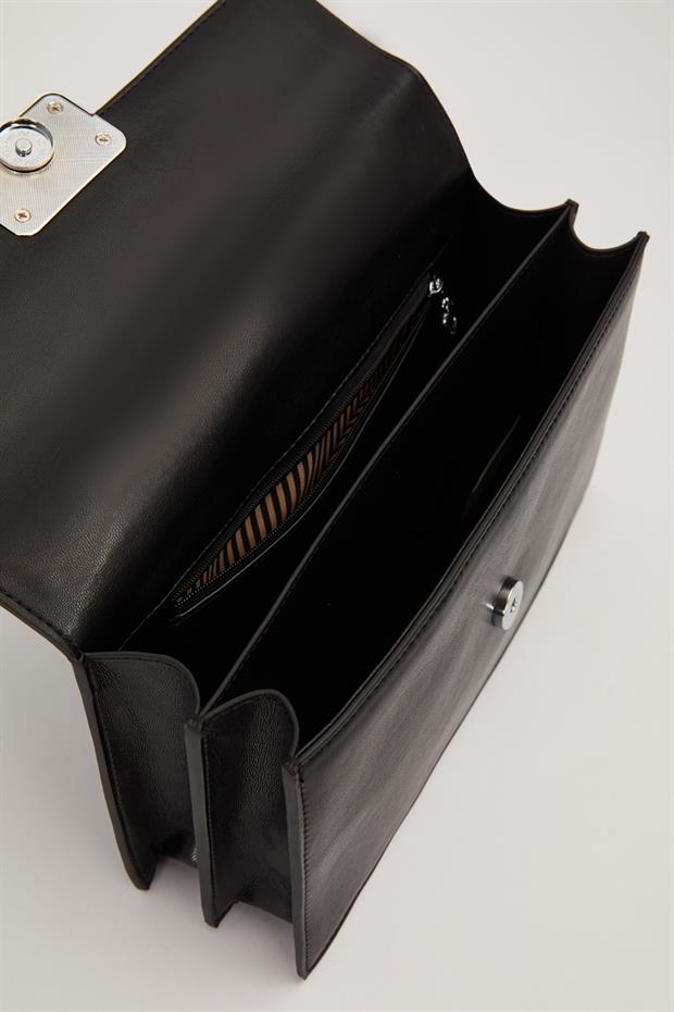 Siyah Kare Form Charm Detaylı Omuz Çantası