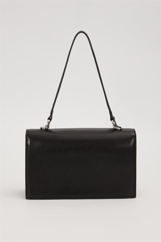 Siyah Kare Form Charm Detaylı Omuz Çantası