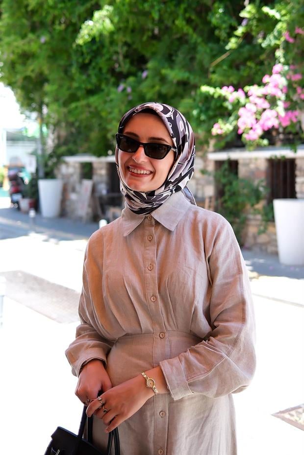 Siyah Karışık Çiçek Desen Twill İpek Eşarp