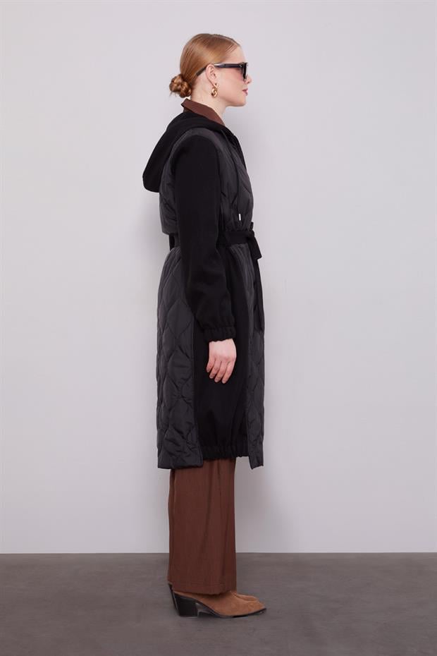 Siyah Kaşe Detaylı Kapitone Mont