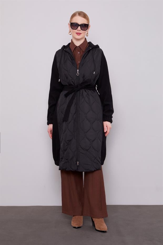 Siyah Kaşe Detaylı Kapitone Mont