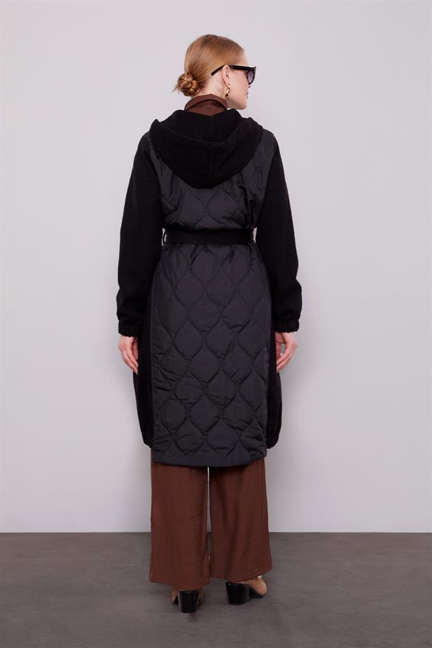 Siyah Kaşe Detaylı Kapitone Mont