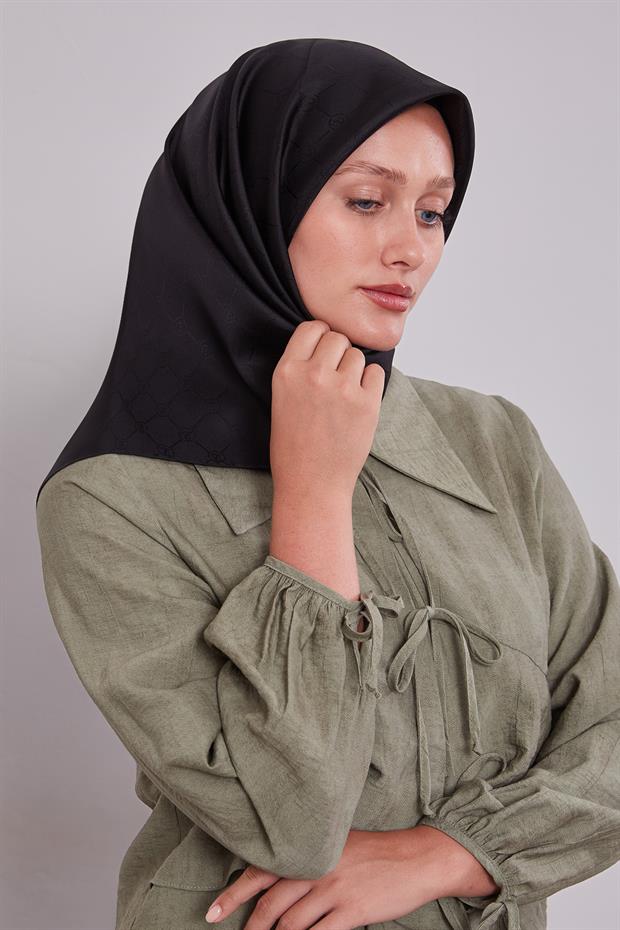 Siyah Kenar Şeritli Monogram İpek Eşarp