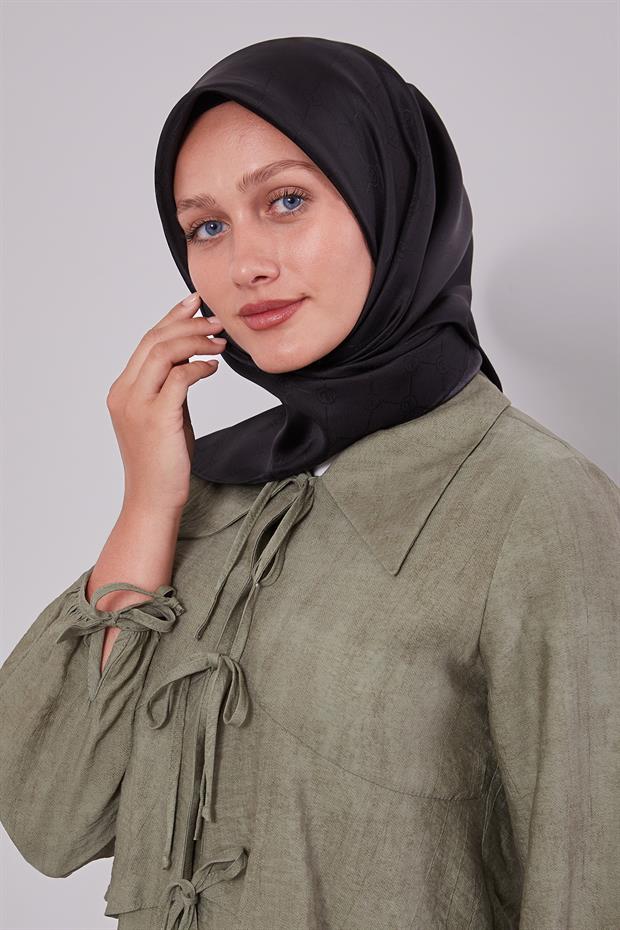 Siyah Kenar Şeritli Monogram İpek Eşarp