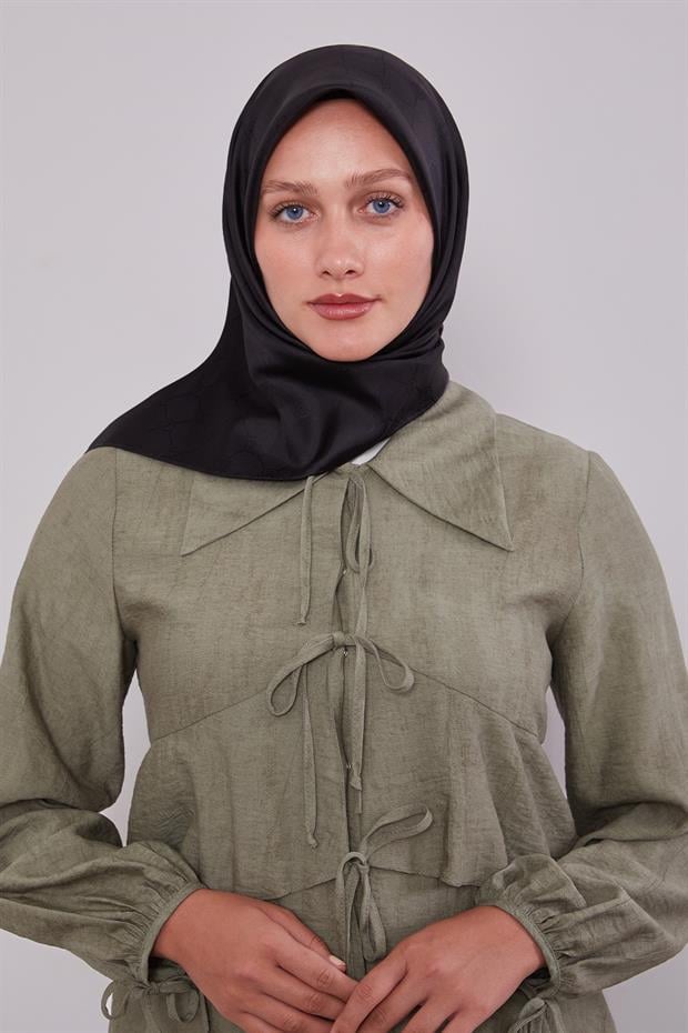 Siyah Kenar Şeritli Monogram İpek Eşarp