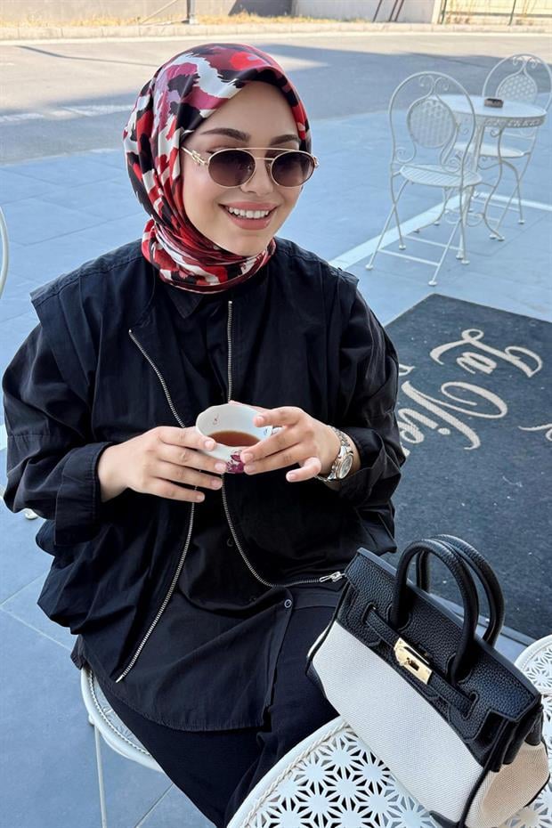 Siyah Kilit Detay El Çantası