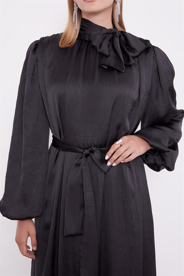 Siyah Kuşak Detaylı Saten Kraş Elbise