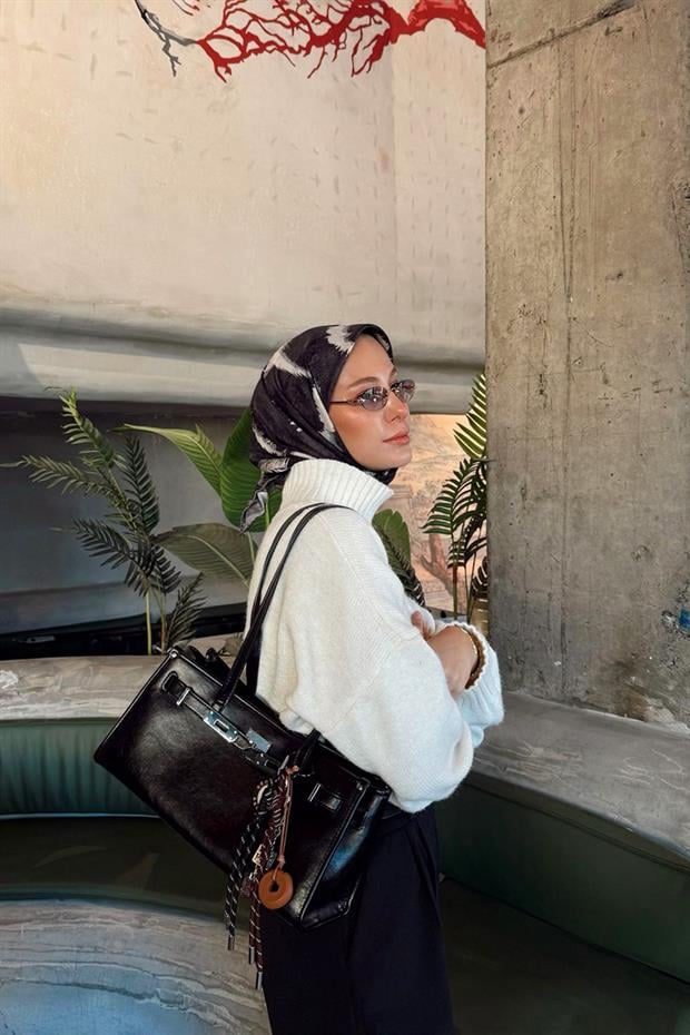 Siyah Metal Kilit Charmlı Omuz Çantası