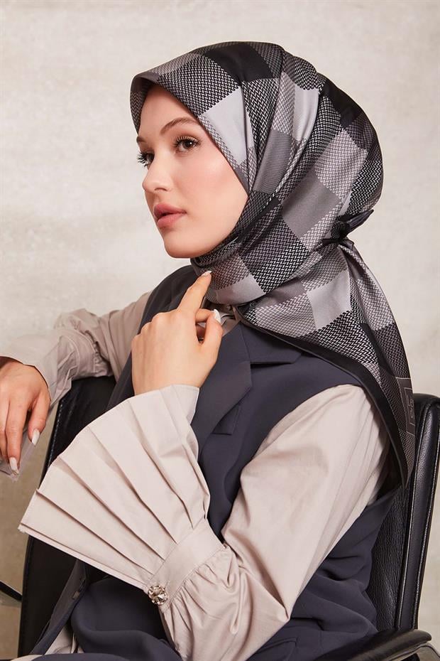Siyah Noktalı Kareli Twill İpek Eşarp