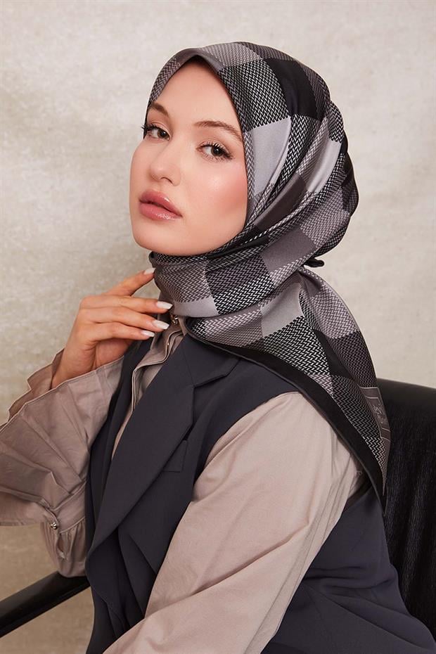 Siyah Noktalı Kareli Twill İpek Eşarp