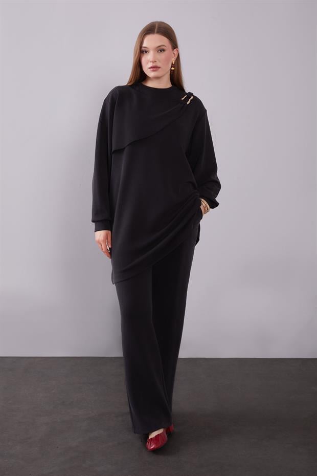 Siyah Omuz Aksesuar Detaylı İkili Takım