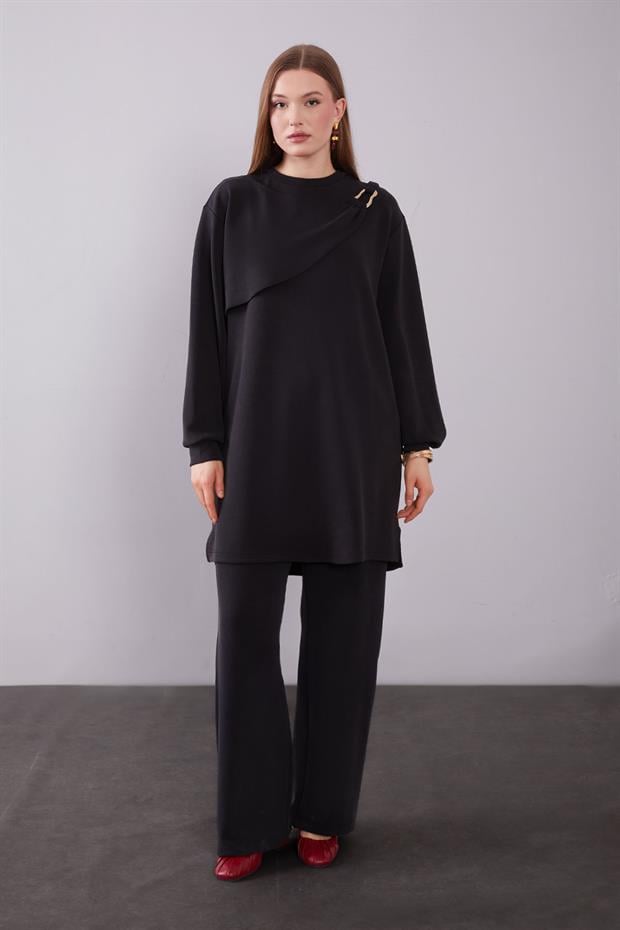 Siyah Omuz Aksesuar Detaylı İkili Takım