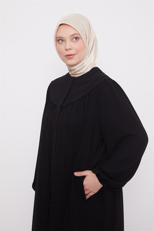 Siyah Omuz Ponpon Yaka Detaylı Ferace