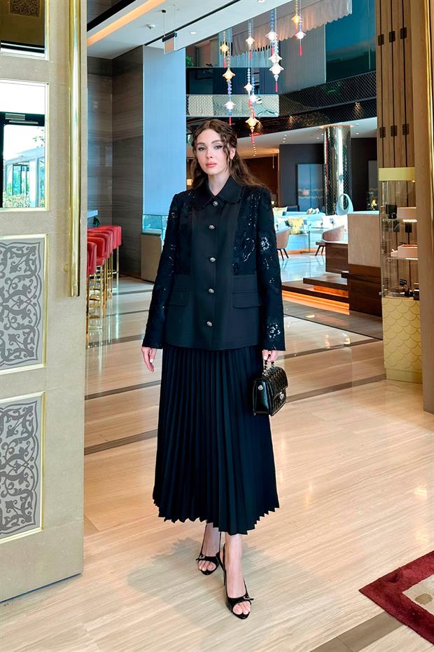 Siyah Payet Detaylı Piliseli Etek Takım