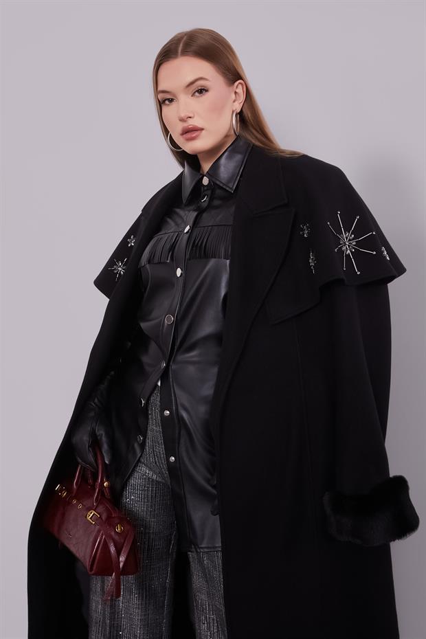 Siyah Pelerin Detaylı Kaban