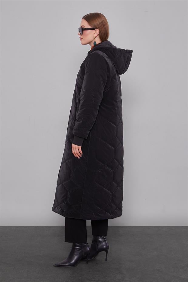 Siyah Şapkalı Kapitone Detay Mont