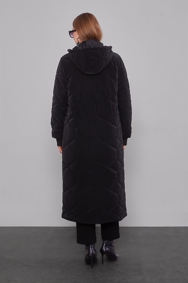 Siyah Şapkalı Kapitone Detay Mont