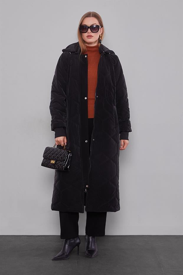 Siyah Şapkalı Kapitone Detay Mont