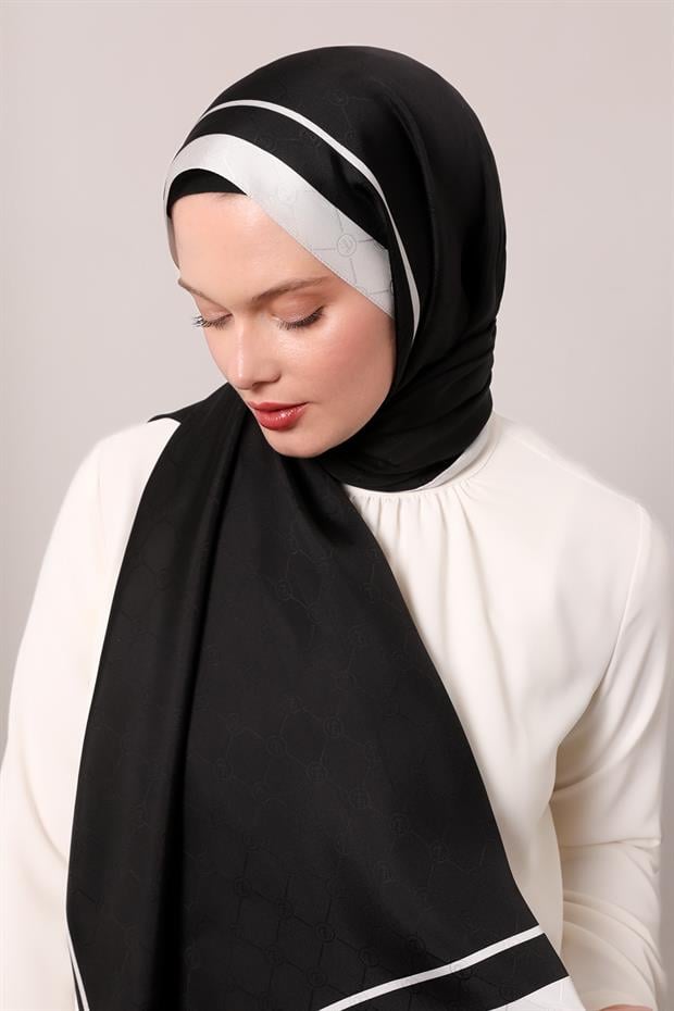 Siyah Şerit Detay Monogram İpek Şal