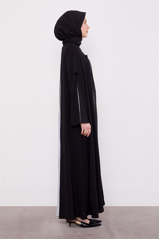 Siyah Şerit Kesim Detaylı Ferace