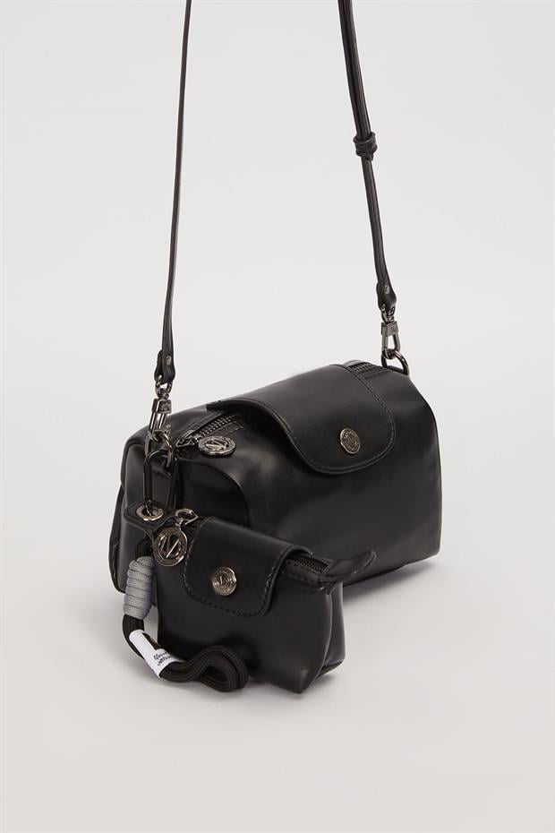 Siyah Silindir Model Charm Detaylı Omuz Çantası