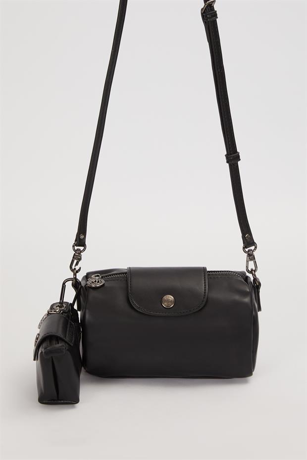 Siyah Silindir Model Charm Detaylı Omuz Çantası