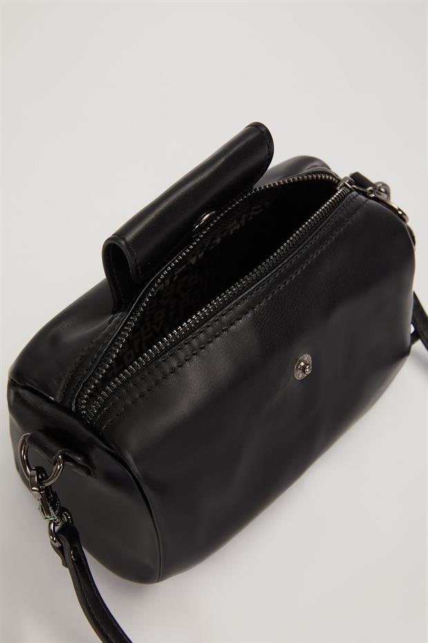 Siyah Silindir Model Charm Detaylı Omuz Çantası