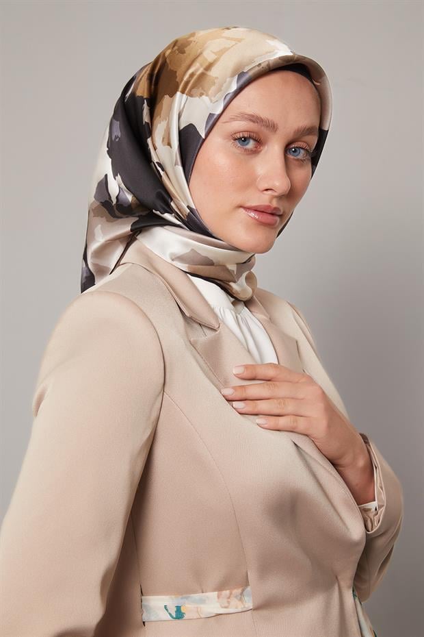 Siyah Soyut Çiçek Desen Sura İpek Eşarp