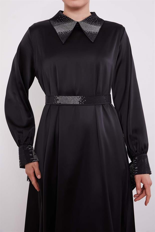 Siyah Taş Detaylı Saten Elbise
