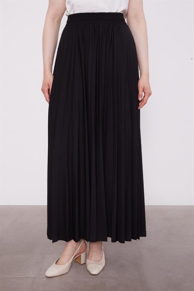 Siyah Taş Yaka Detay Piliseli Etek Takım