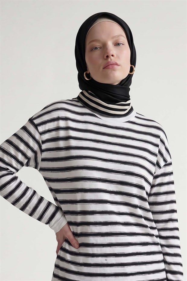 Siyah Üç Çizgi Detaylı Twill İpek Eşarp