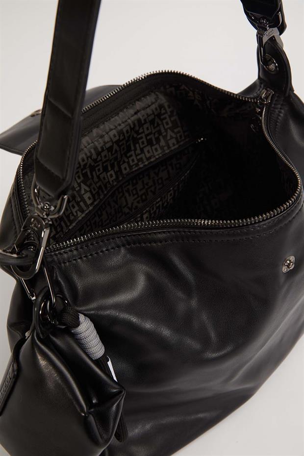 Siyah Üst Kapaklı Charm Detay Omuz Çantası