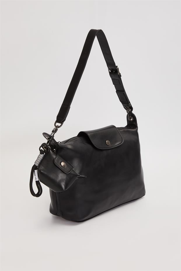 Siyah Üst Kapaklı Charm Detay Omuz Çantası