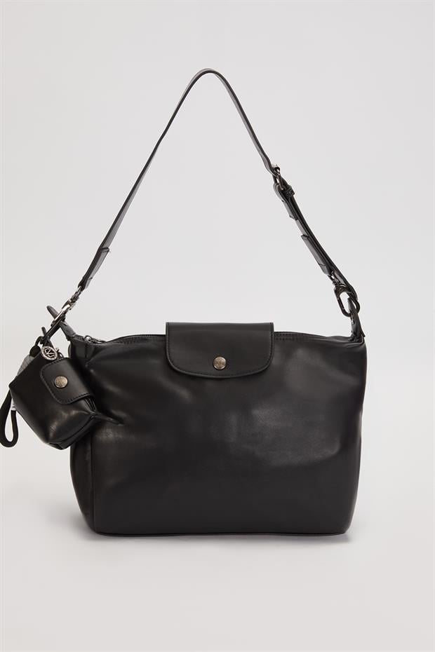 Siyah Üst Kapaklı Charm Detay Omuz Çantası
