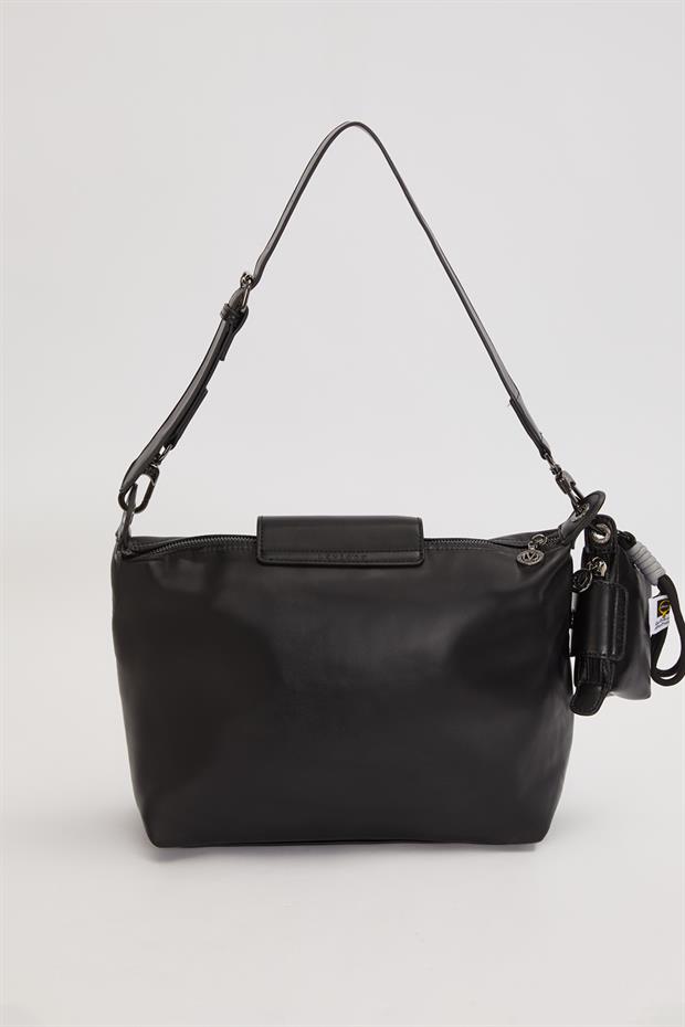 Siyah Üst Kapaklı Charm Detay Omuz Çantası