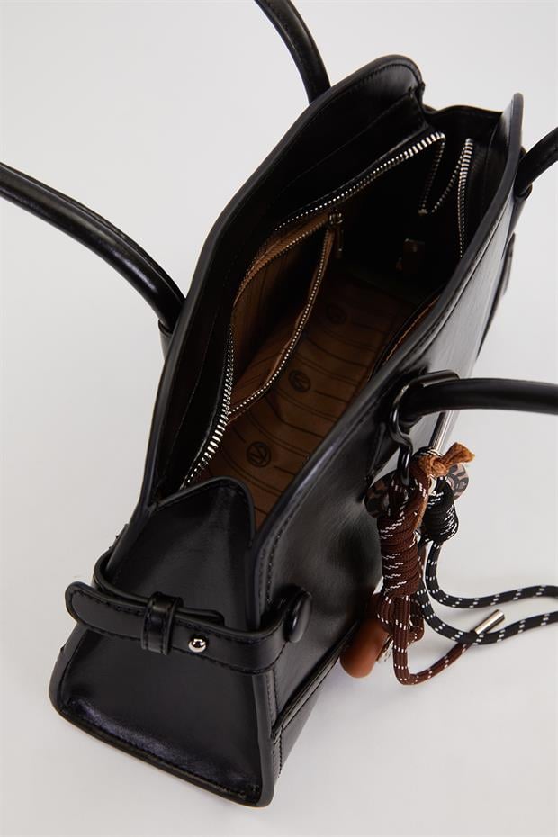 Siyah Uzun Askılı Charm Detaylı Omuz Çantası