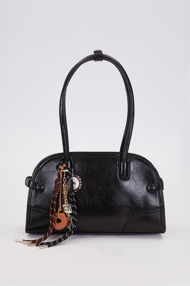 Siyah Uzun Askılı Charm Detaylı Omuz Çantası