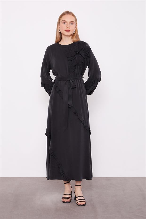 Siyah Yakası Çiçek Detaylı Cupra Elbise