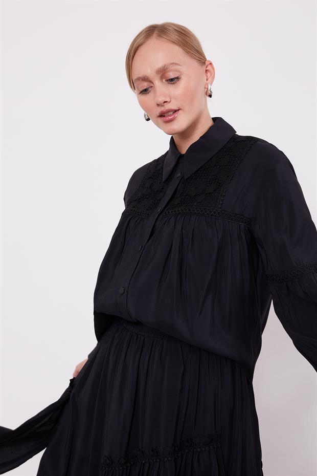Siyah Yakası Dantel Detaylı Etek Takım