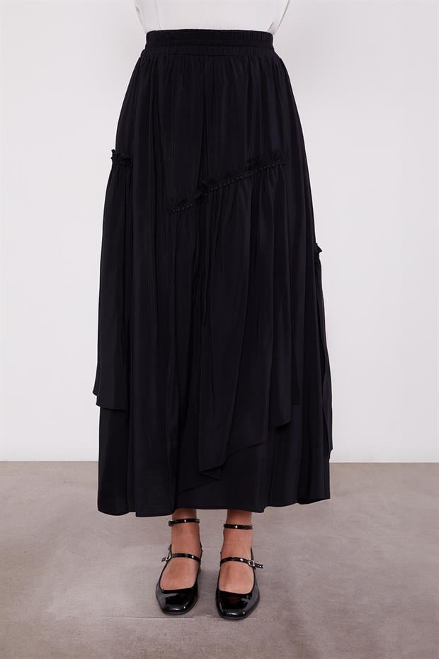 Siyah Yakası Dantel Detaylı Etek Takım