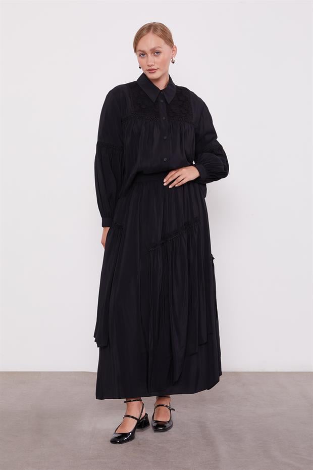 Siyah Yakası Dantel Detaylı Etek Takım