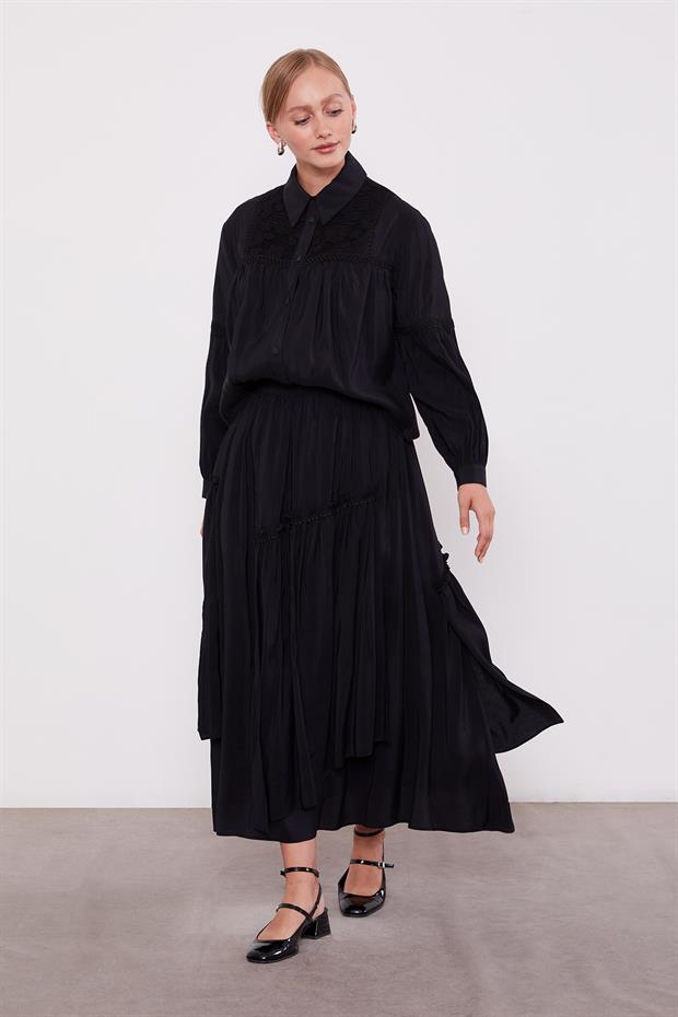 Siyah Yakası Dantel Detaylı Etek Takım