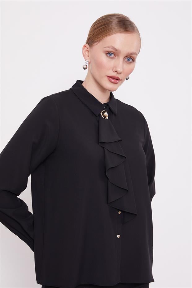 Siyah Yakası Fular Broş Detaylı Bluz