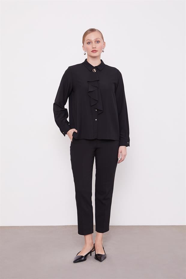 Siyah Yakası Fular Broş Detaylı Bluz